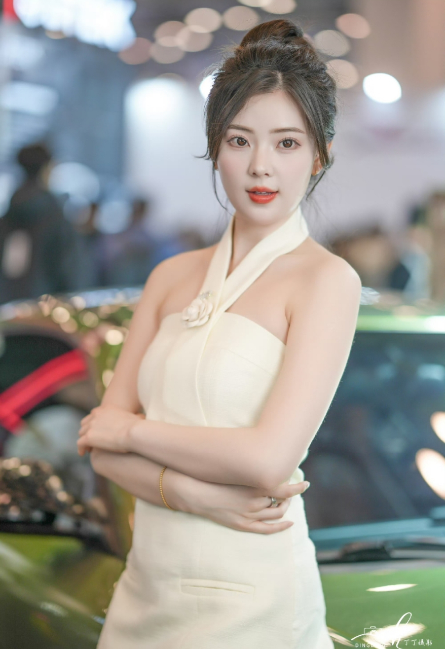 青春靓丽的车模-春晓,你们喜欢么?