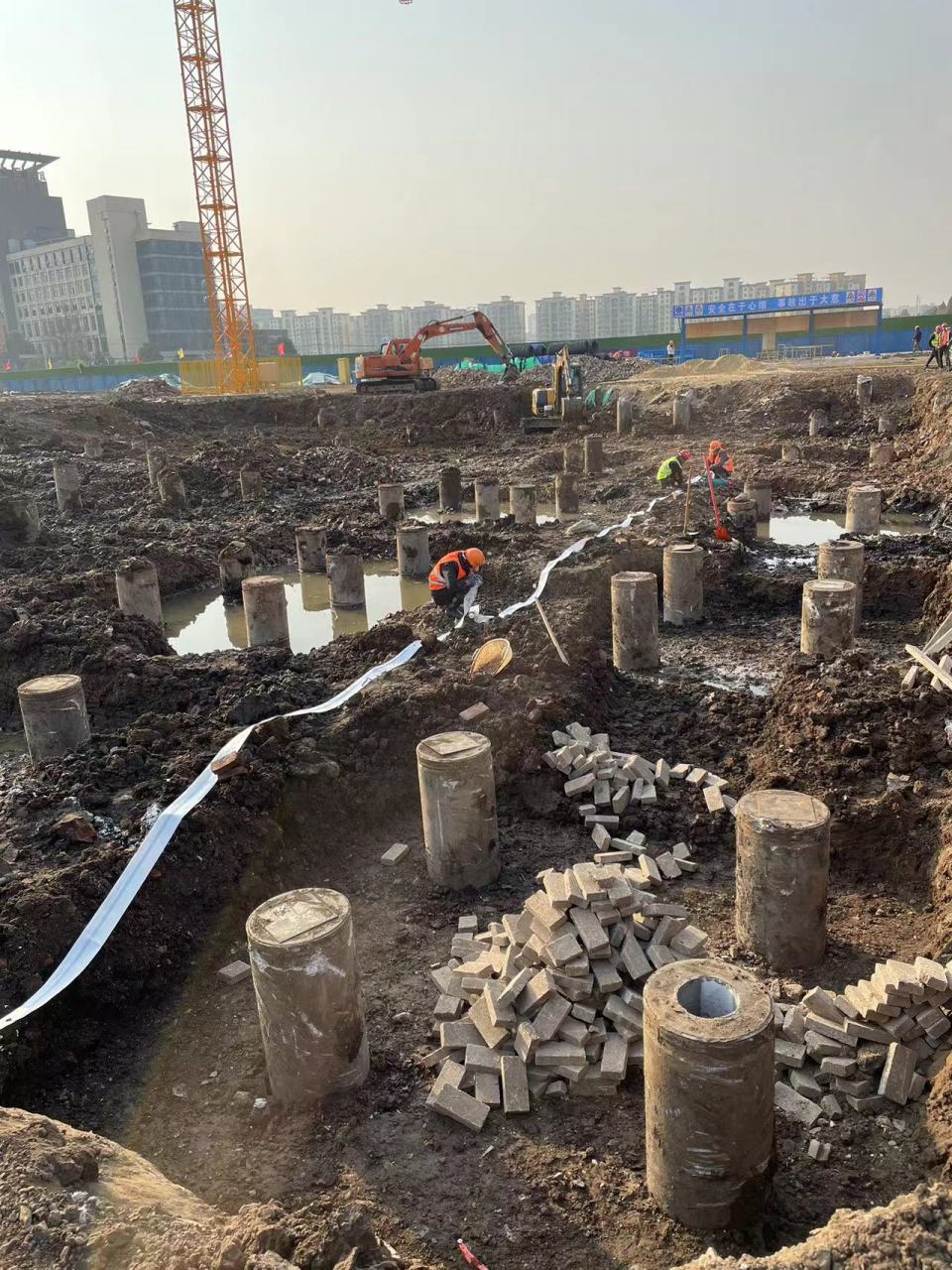 钻孔灌注桩是一种常见的建筑基础形式,而首次浇灌混凝土则是其施工