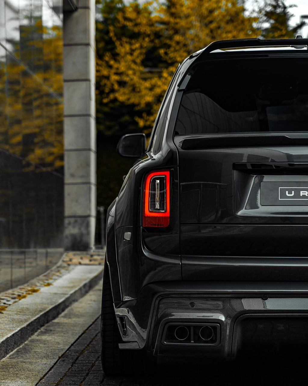 豪华与运动结合,劳斯莱斯库里南,黑武士漆水颜色,搭配运动大尺寸轮毂