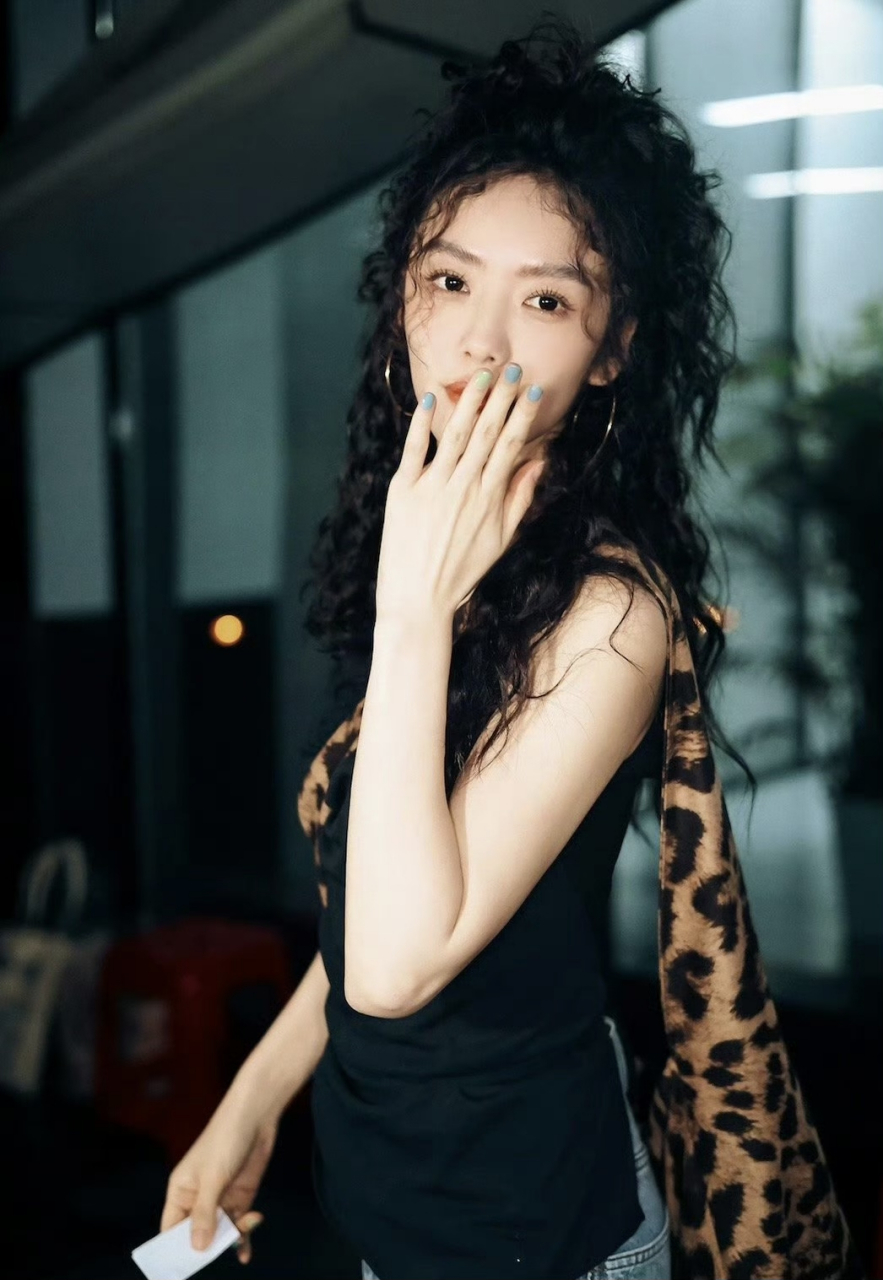 蔡文静换了个发型就像换了个人一样,之前一直习惯了看她黑长直的造型