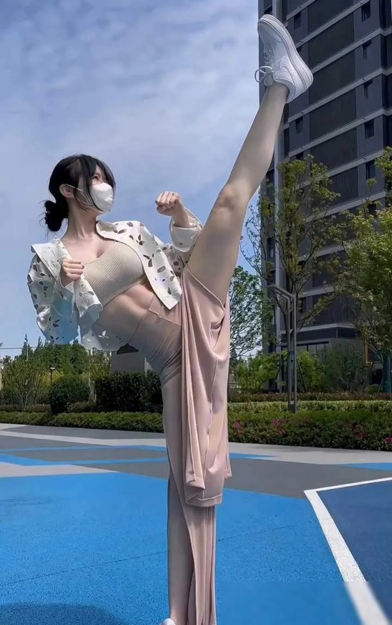 这女子功夫了得,左鞭腿一出,恐怕连硬汉也得退避三舍.