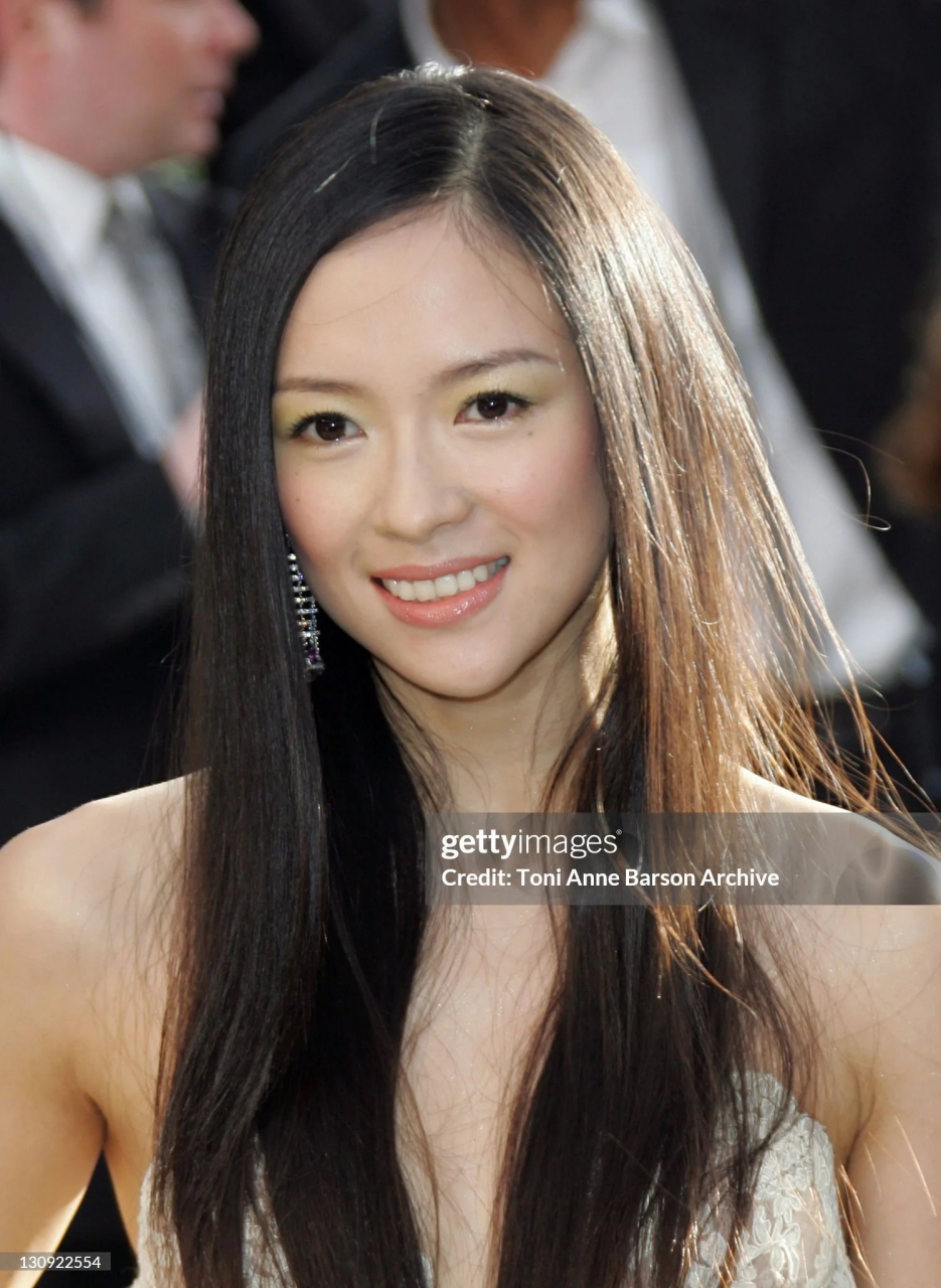 章子怡2006年奥斯卡红毯上,是年轻气盛的20岁,笑起来就美翻了,明媚