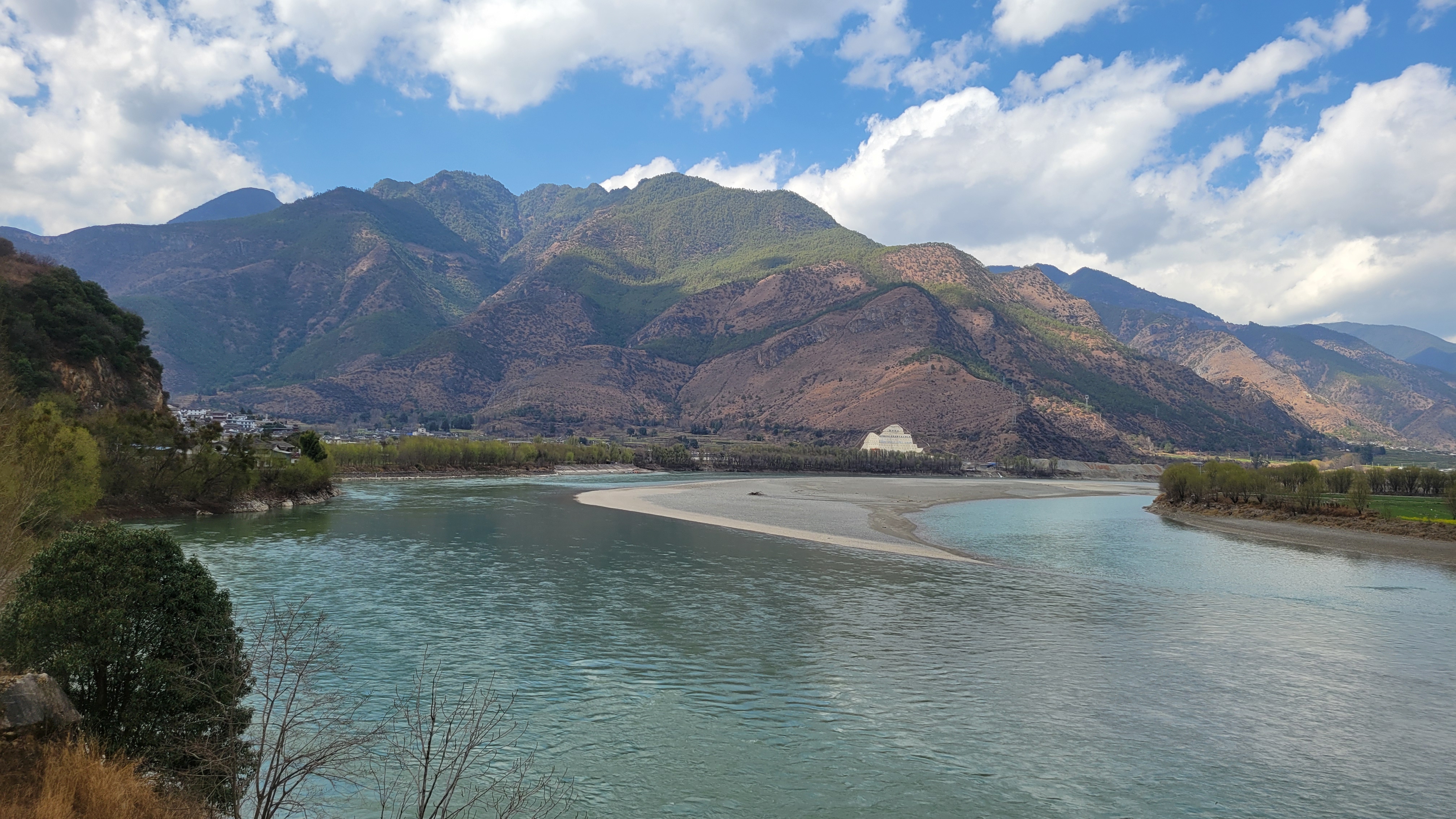 石鼓镇位于云南省丽江市玉龙县西部,距离丽江市区54公里,开车约一小时