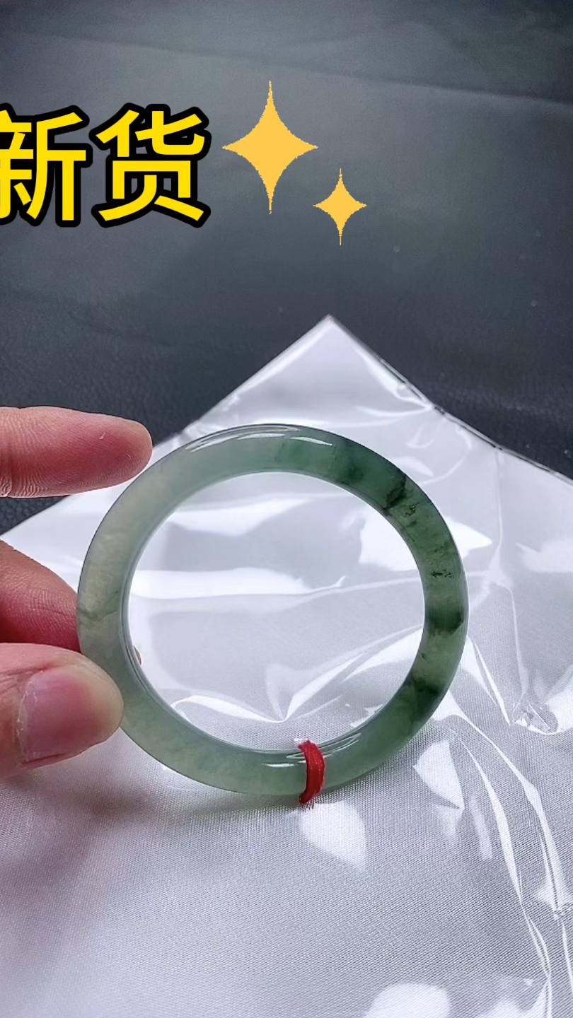 天然缅甸翡翠a货手镯,正冰种水飘花贵妃手镯,喜欢的姐妹找我