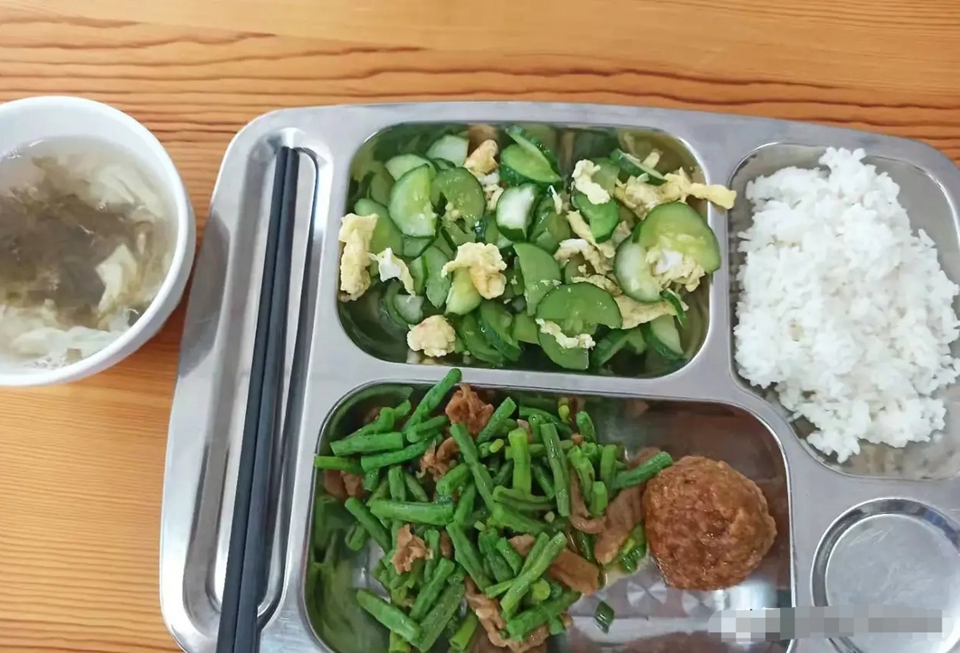 一个邻居犯事被抓进了看守所,出来后分享了他在里面的伙食,反正比较