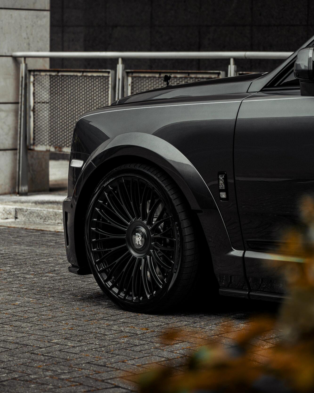 豪华与运动结合,劳斯莱斯库里南,黑武士漆水颜色,搭配运动大尺寸轮毂
