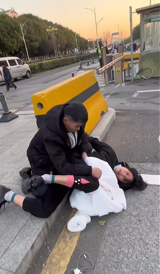 男友为追回白月光,二人把我卖掉,人贩子竟是我妈