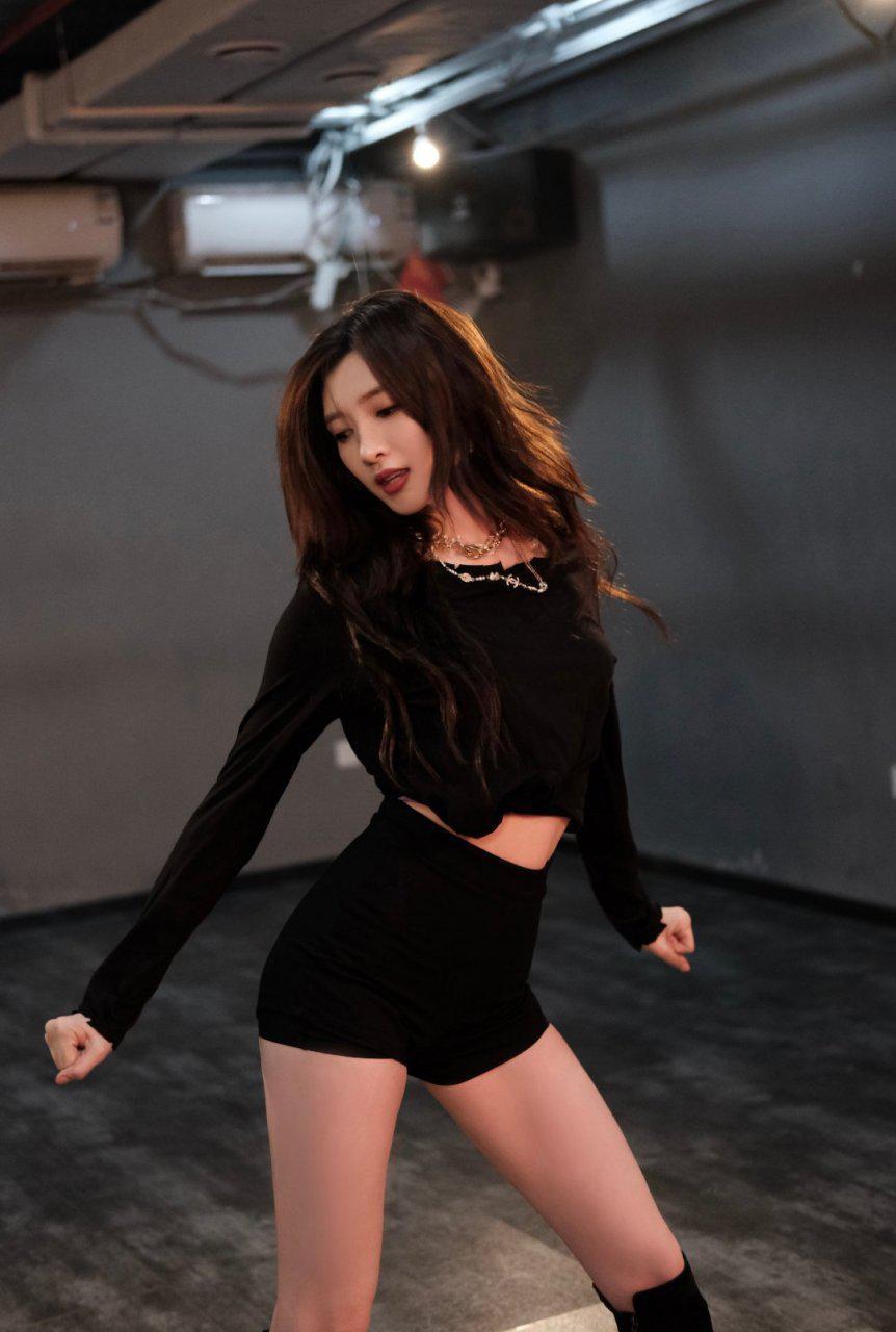 江疏影惊艳了,穿短裤配长筒靴,一身黑真辣眼,一般人真驾驭不了