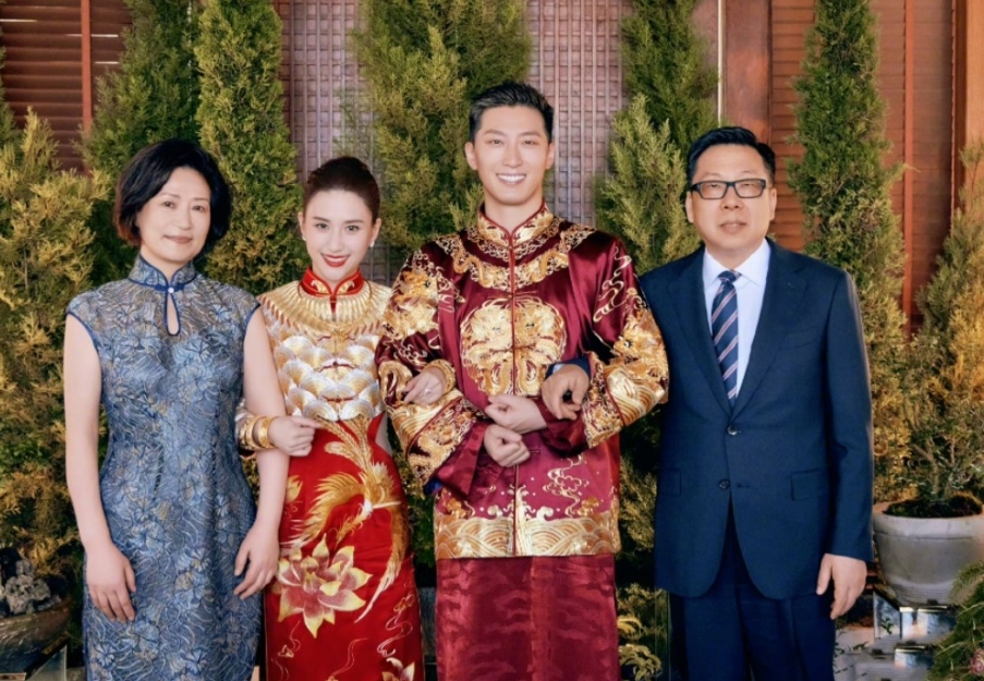 何超莲生日,窦骁返港为其庆生,晒甜蜜合照力破婚变传闻