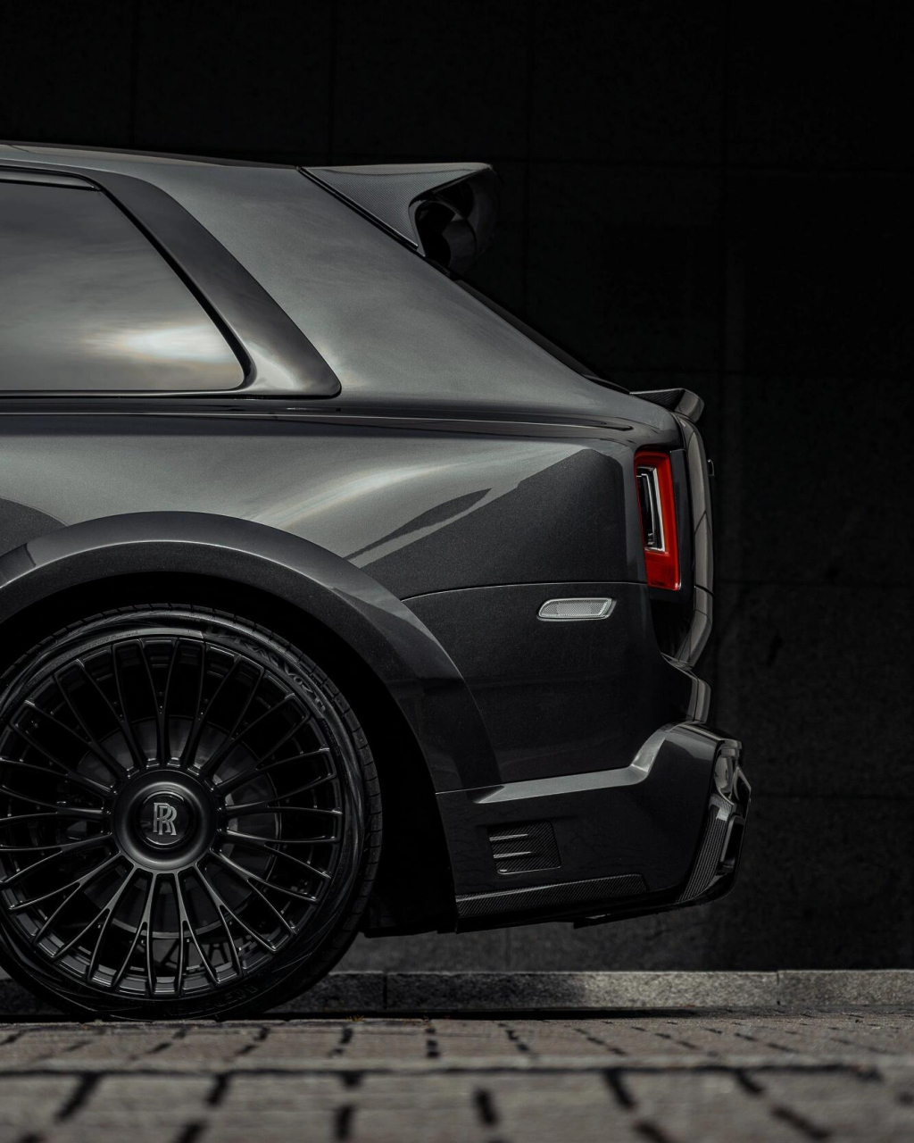 豪华与运动结合,劳斯莱斯库里南,黑武士漆水颜色,搭配运动大尺寸轮毂
