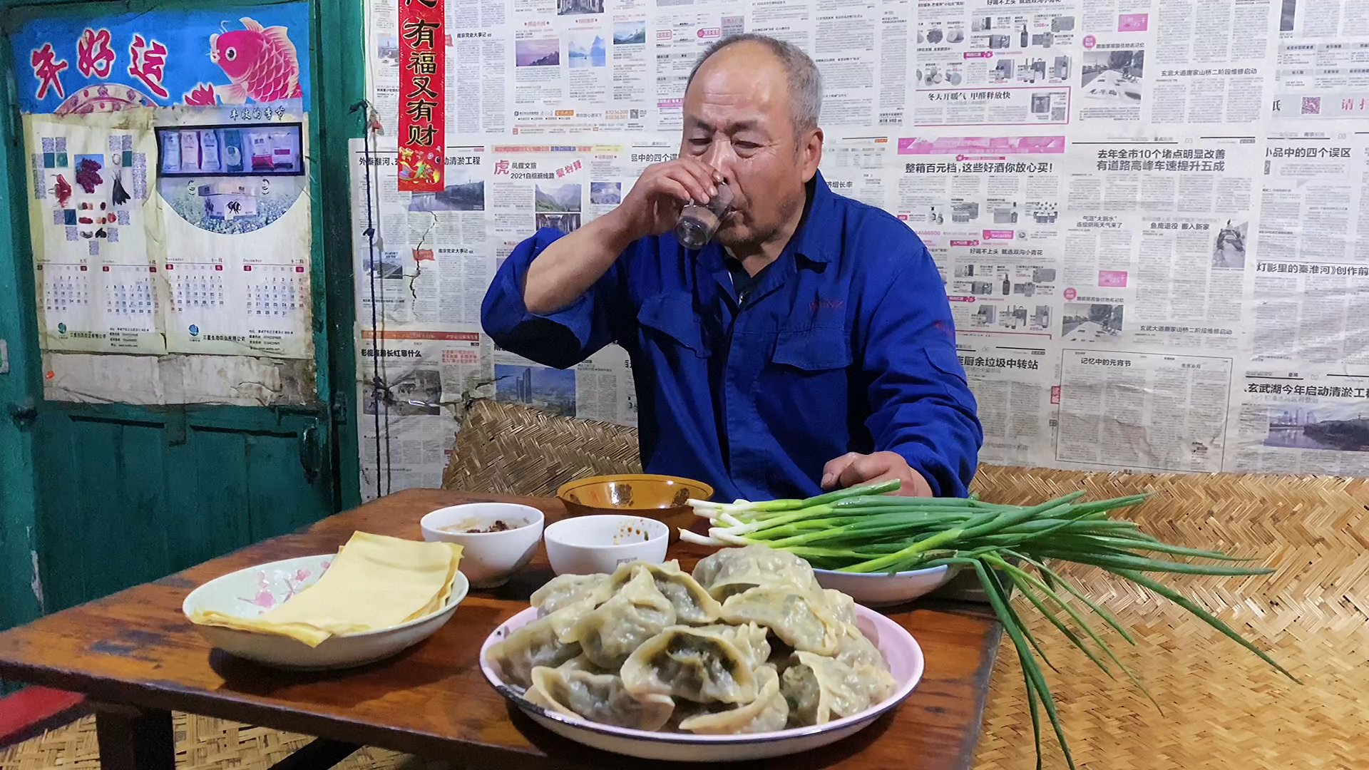农村野菜满山遍野,老汉摘一筐回家包饺子,没想到味道绝了太香了