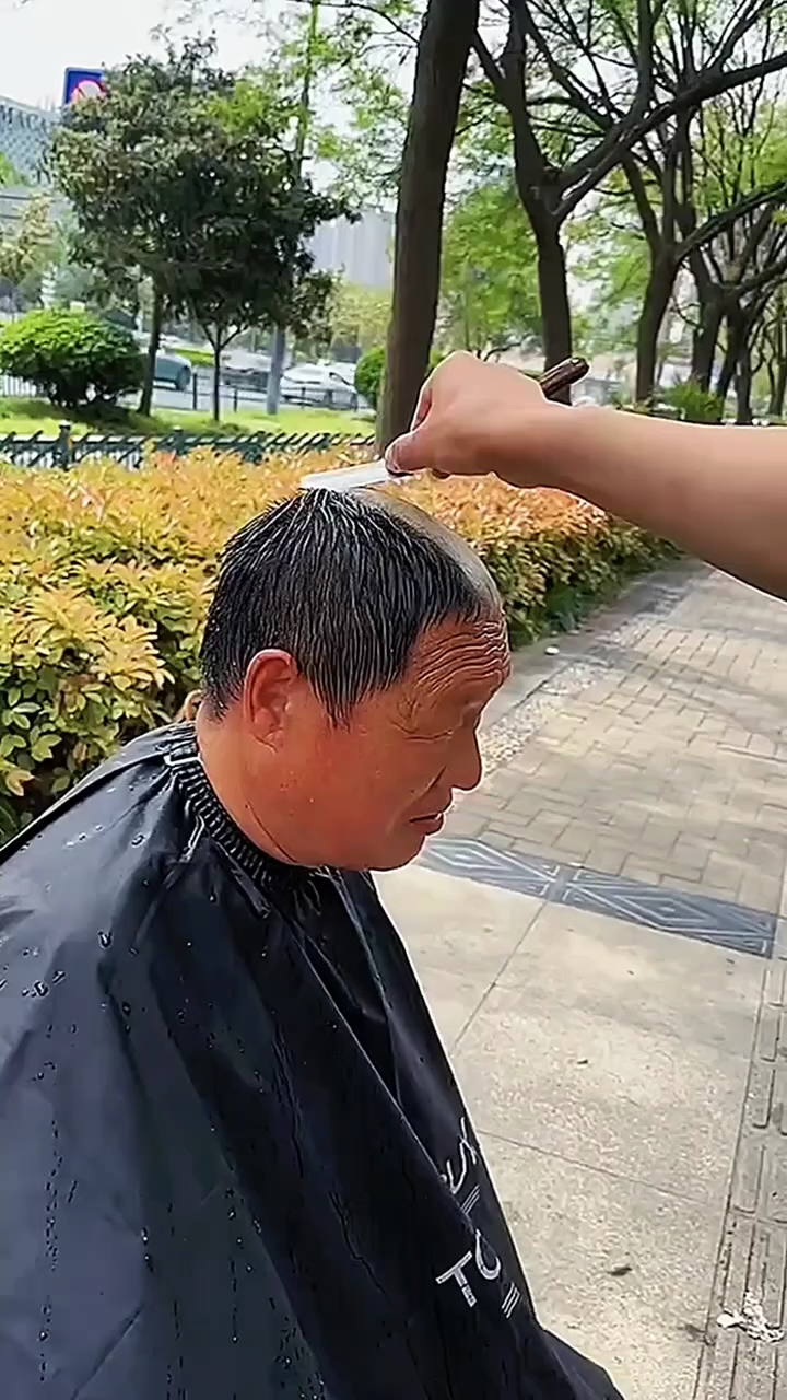 单手刮光头厉害了