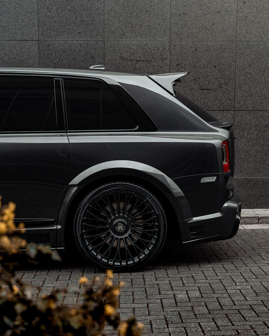 豪华与运动结合,劳斯莱斯库里南,黑武士漆水颜色,搭配运动大尺寸轮毂