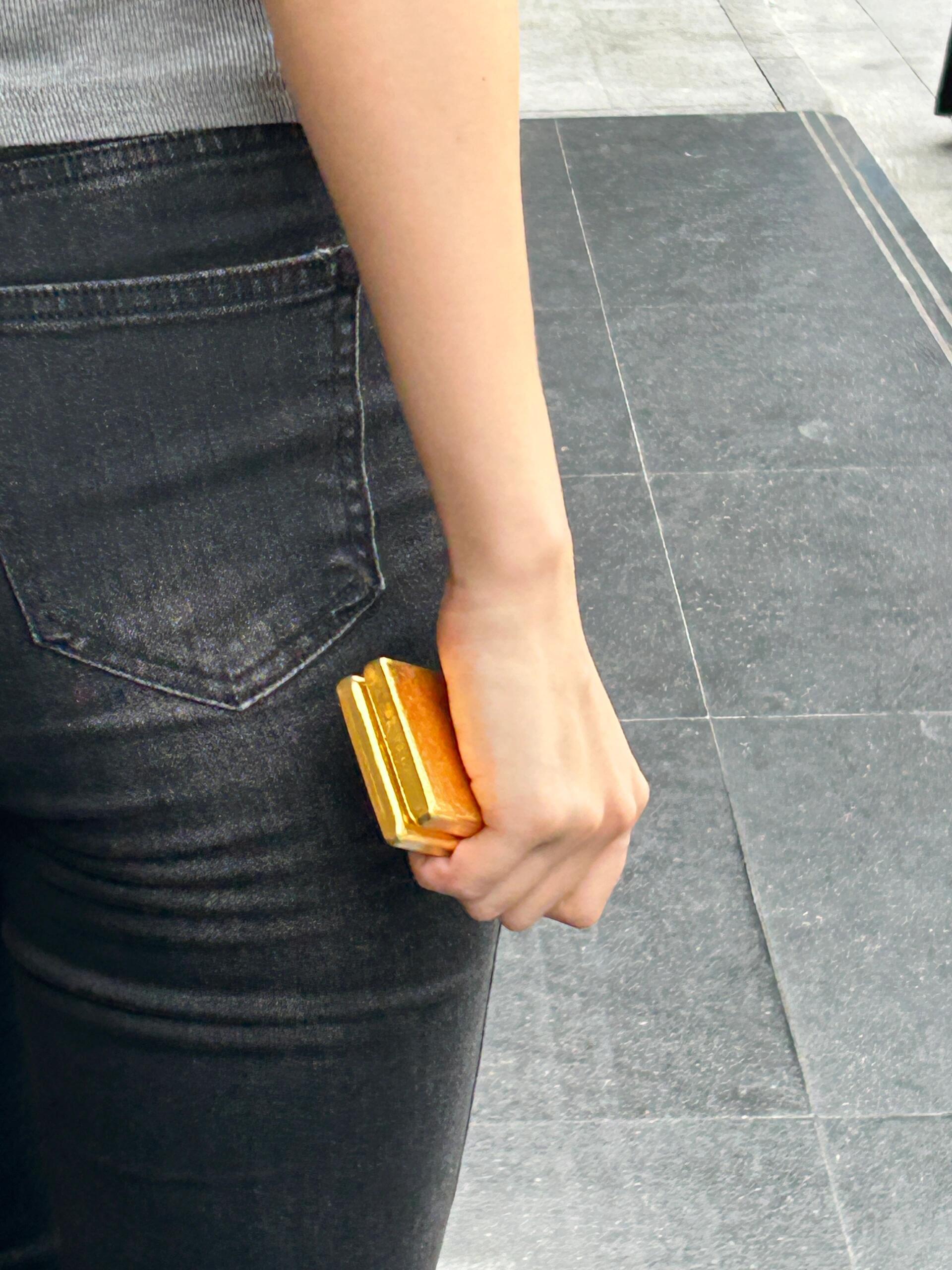 深圳人都这么豪横吗?两个大金砖拿手上,满大街逛