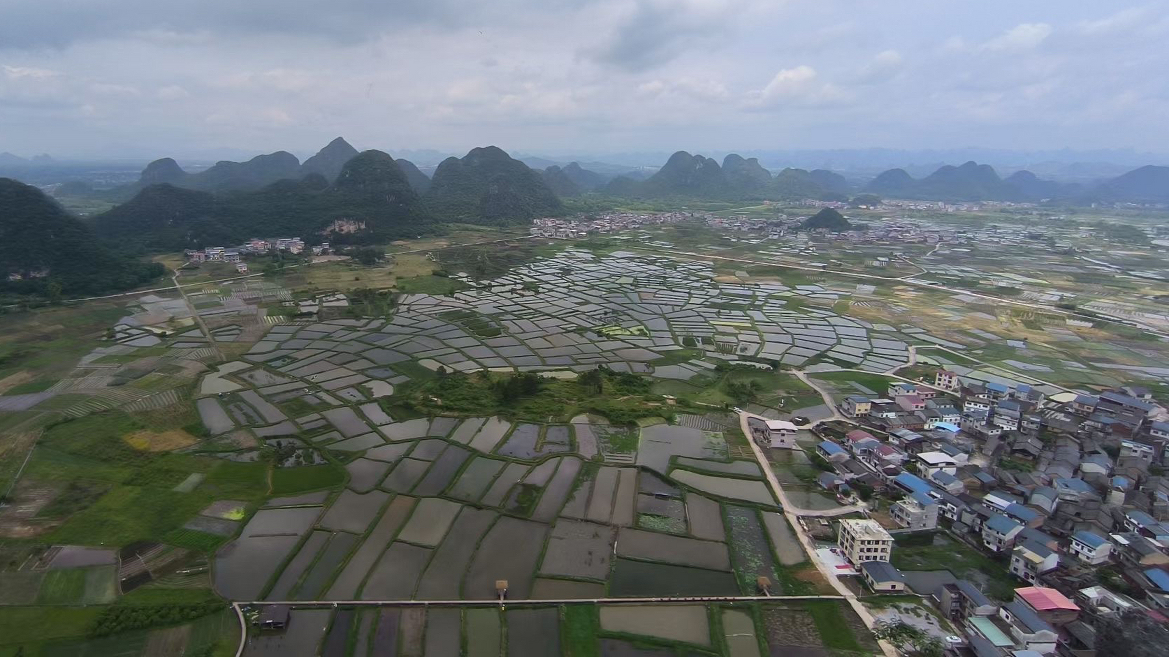 广西桂林会仙玻璃田,位于桂林市临桂区会仙镇沐宦头村.