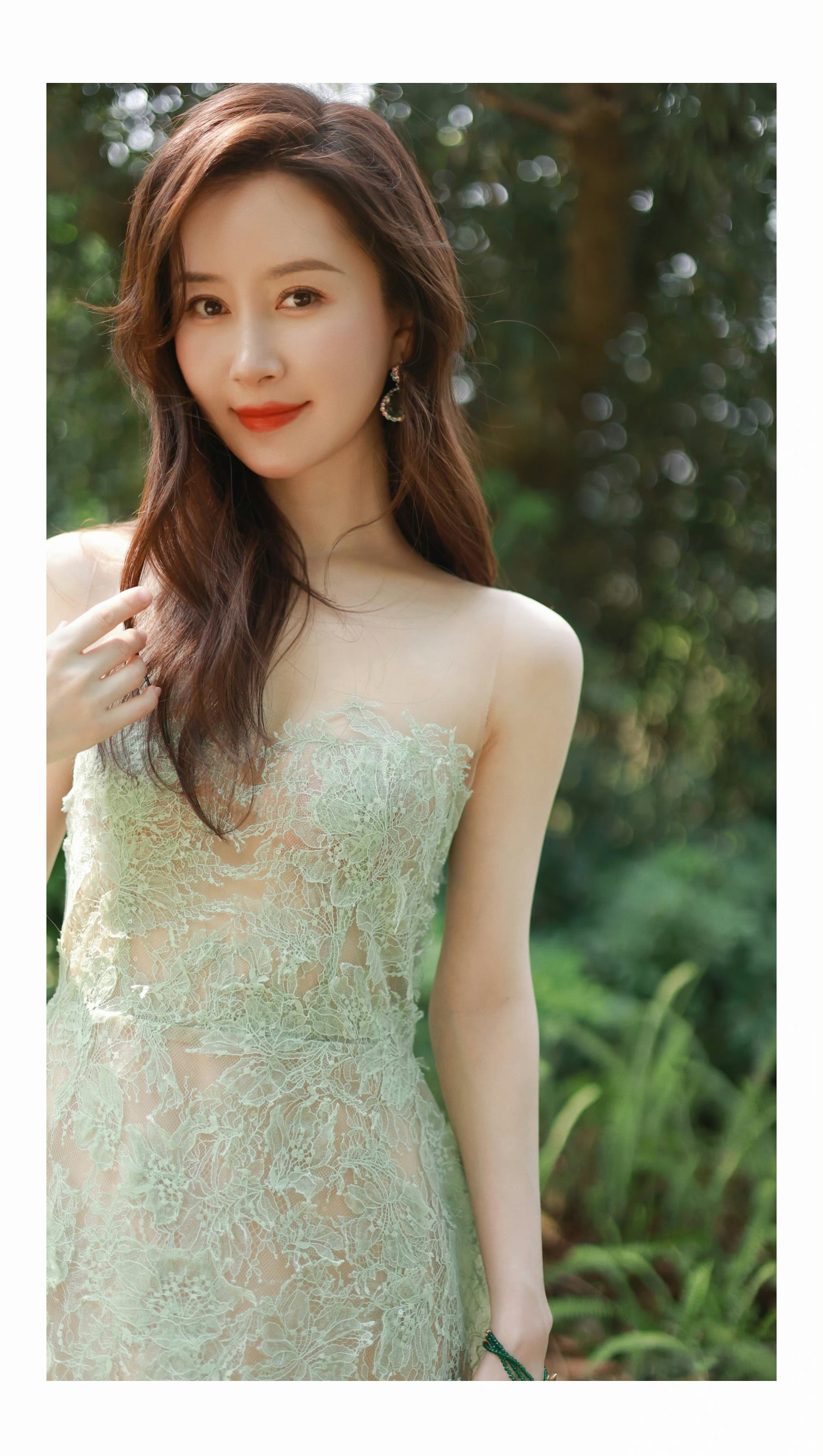 舒畅,淡绿色蕾丝抹胸裙,好好看!