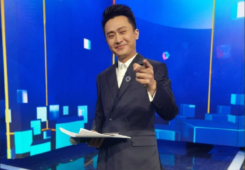 回顾央视主持人杨帆:娶青梅竹马收获幸福,如今成为"女儿奴"