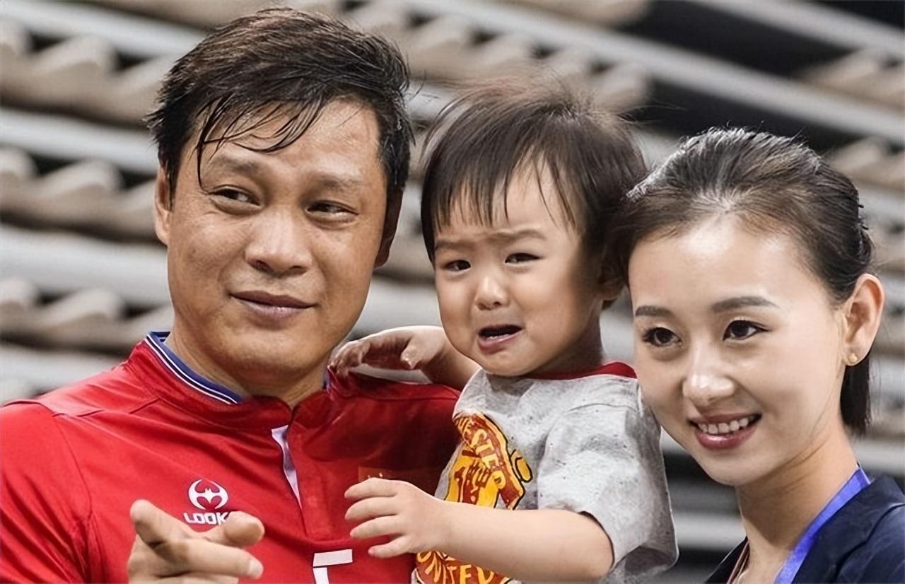 回顾范志毅女儿范斯晶:25岁身材火辣,亲吻土豪男友秀恩爱