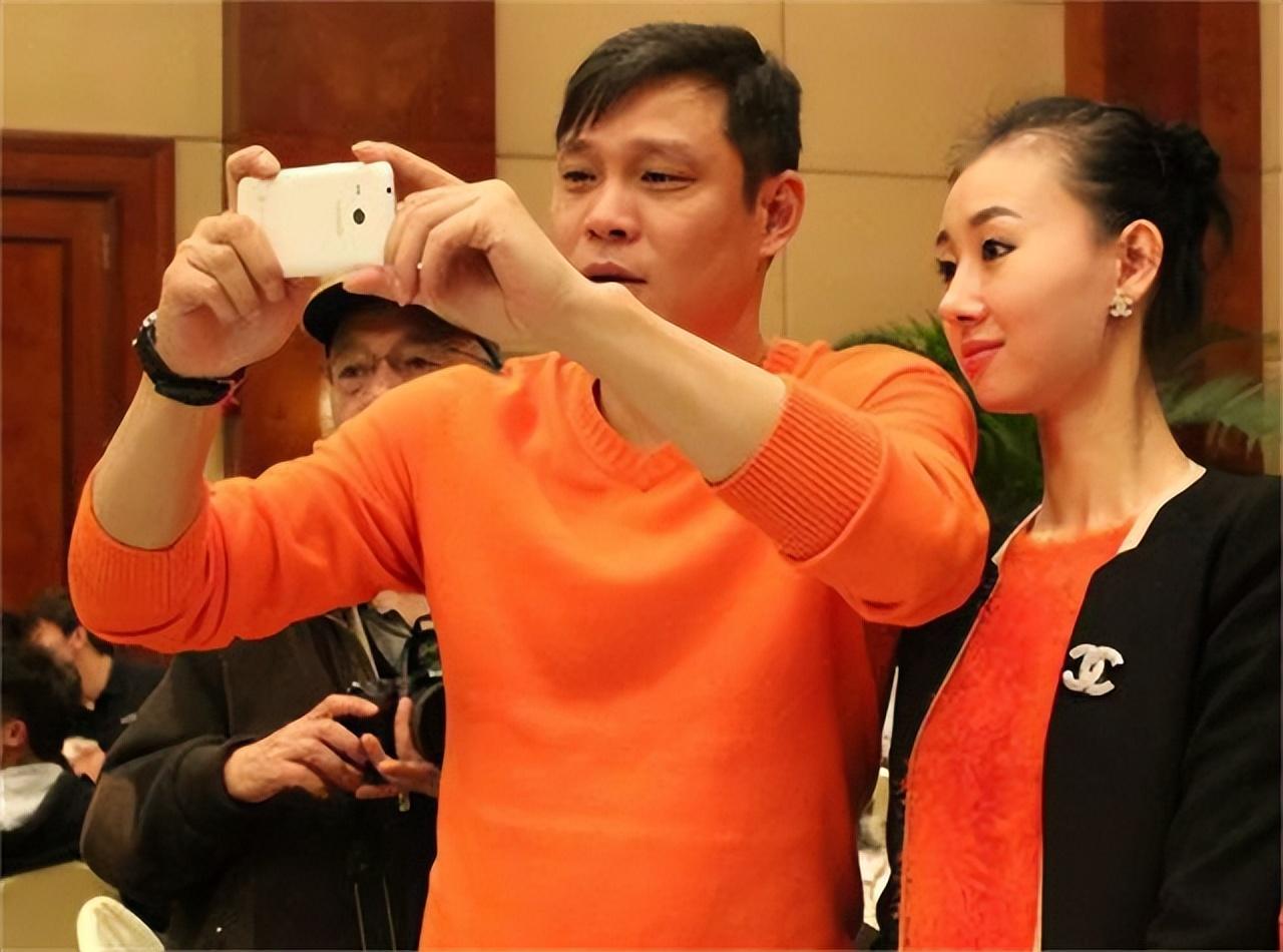 回顾范志毅女儿范斯晶:25岁身材火辣,亲吻土豪男友秀恩爱