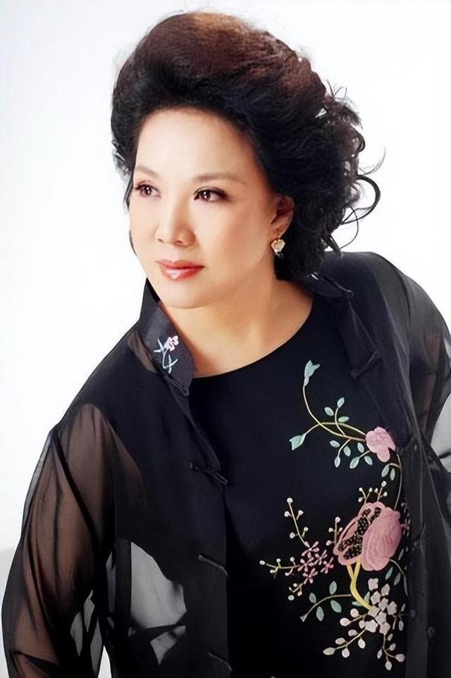 回顾歌唱家王秀芬:为程志病逝心痛,与大5岁播音员丈夫相爱一生