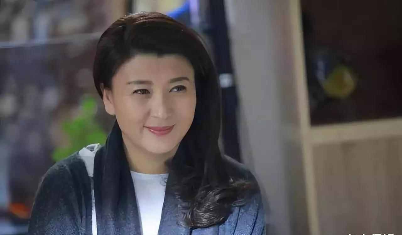 一级演员闫学晶:不顾家人反对嫁大10岁富商,今婚姻状况怎样