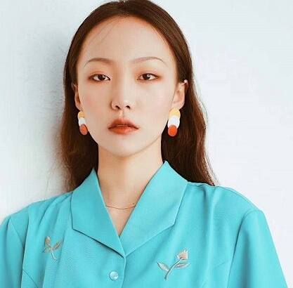 (邵雨轩气质美照)有网友无意中翻看自己结婚时的照片,竟然发现,邵雨轩