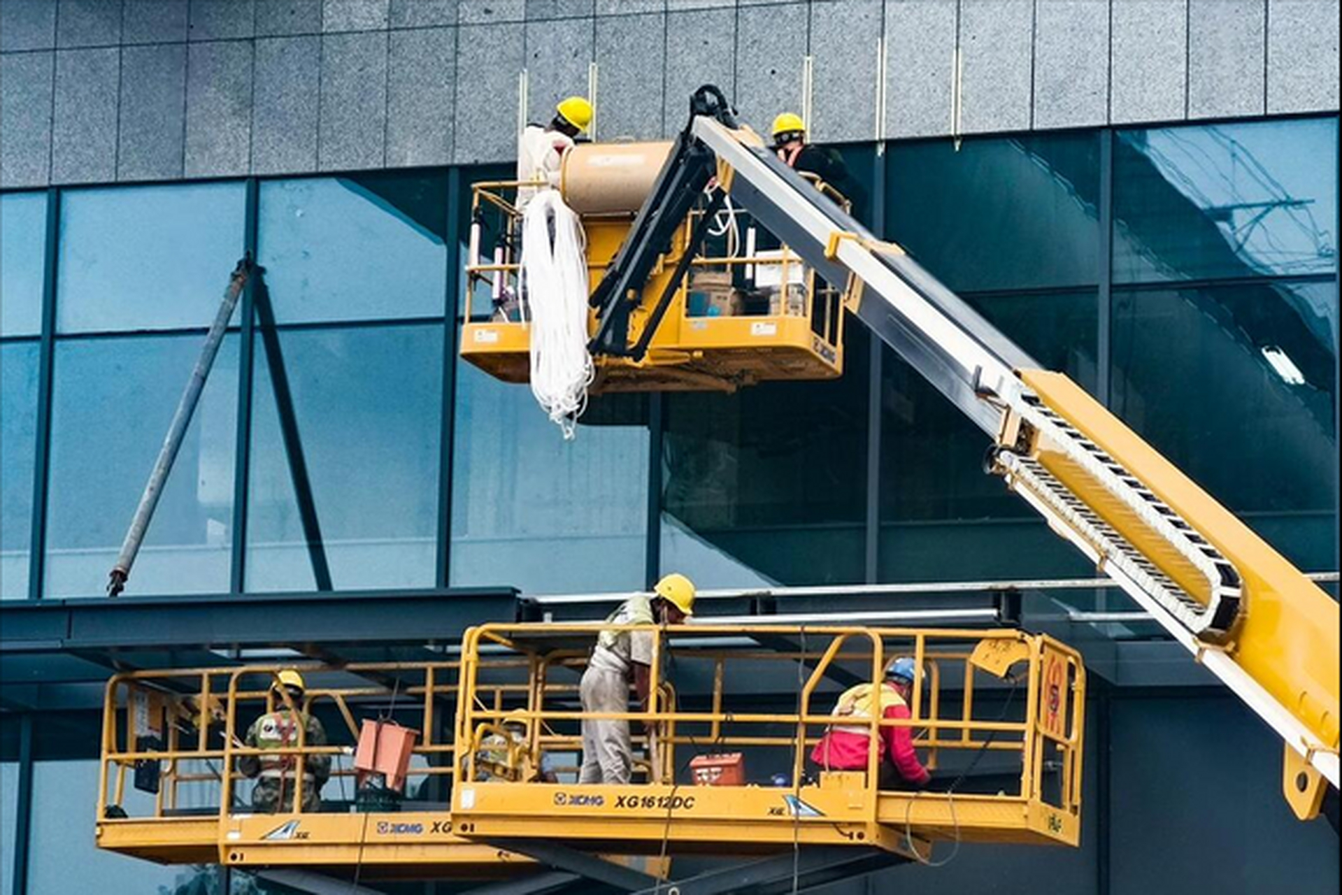 高空外墙清洗如何选?座板单挂灵活,建筑吊篮高效!高空升降车稳准狠.