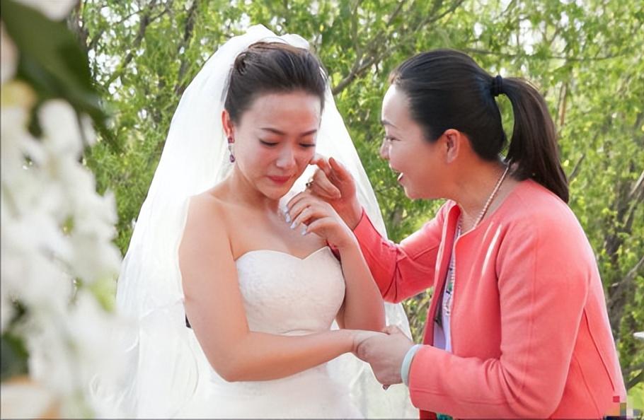 2005年,郝洛钒考入中国传媒大学.