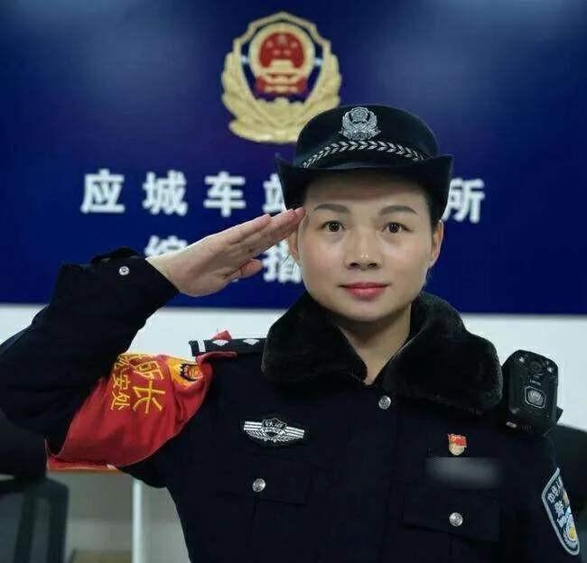 1998年洪水中,6岁女童抱树9小时获救,多年后穿警服重见恩人
