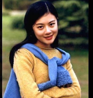 央视主持人姜丰,事业巅峰时去英国留学生子,离婚后独自抚养孩子