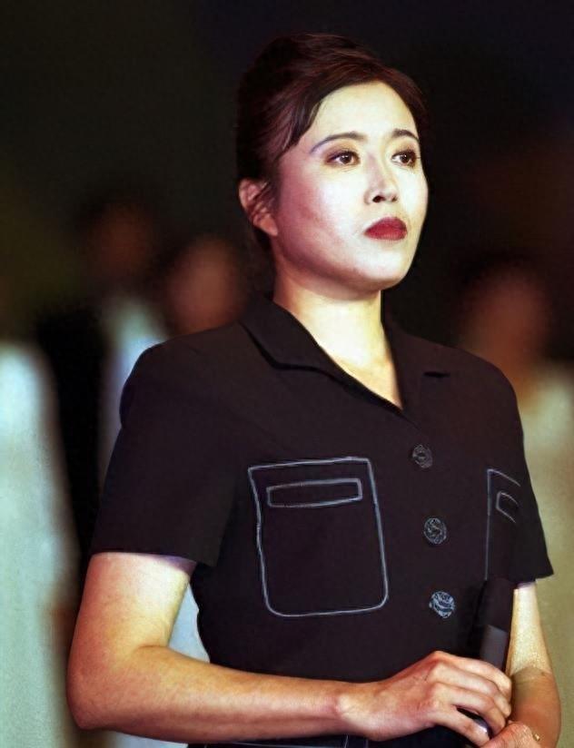 第三部分,孙红雷与小提琴家王骏迪的浪漫恋情及幸福婚姻,令人羡慕不已