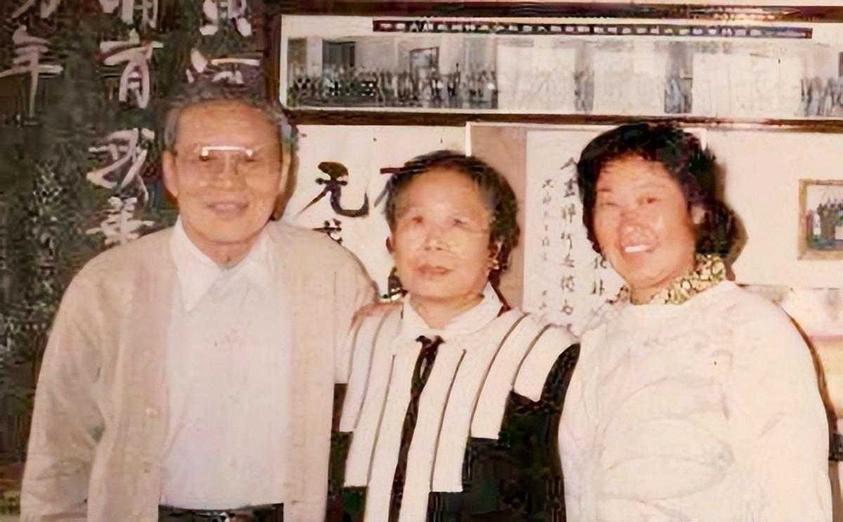 国军上校沿街巡查,见士兵衣衫不整,拦下一看才发现失散的未婚妻