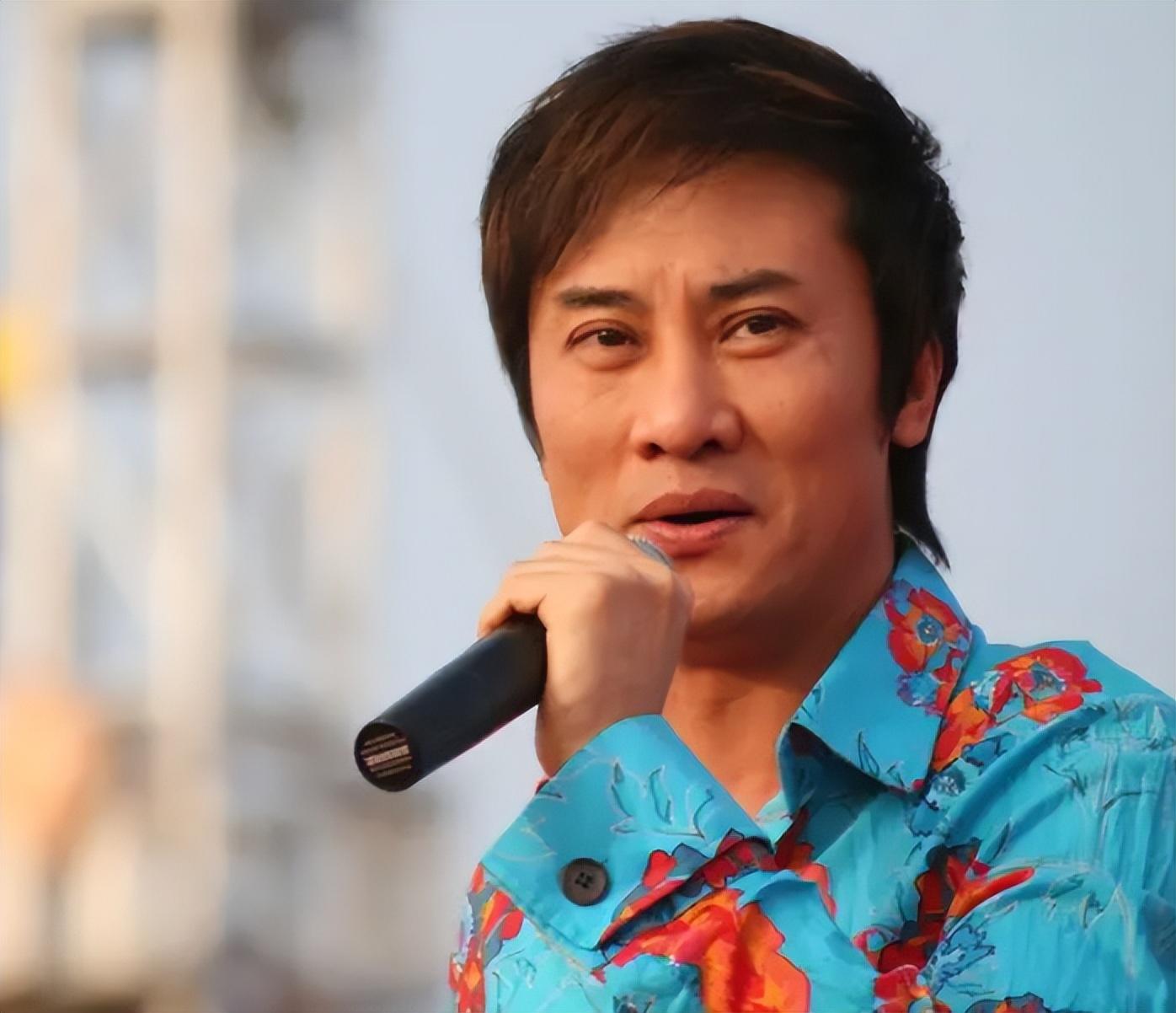 经过一位前辈的指点,江涛决定到北京参加青年歌手大奖赛.