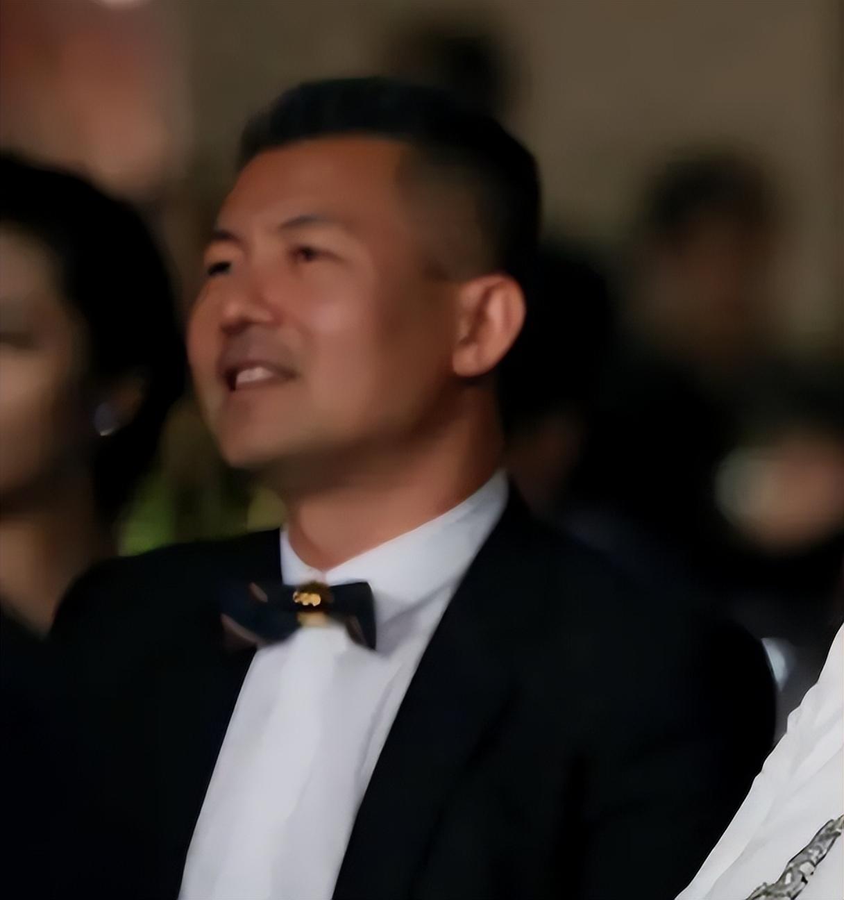 在那英怀孕6个月的时候,得知了高峰与某酒吧女老板王纳文的关系暧昧