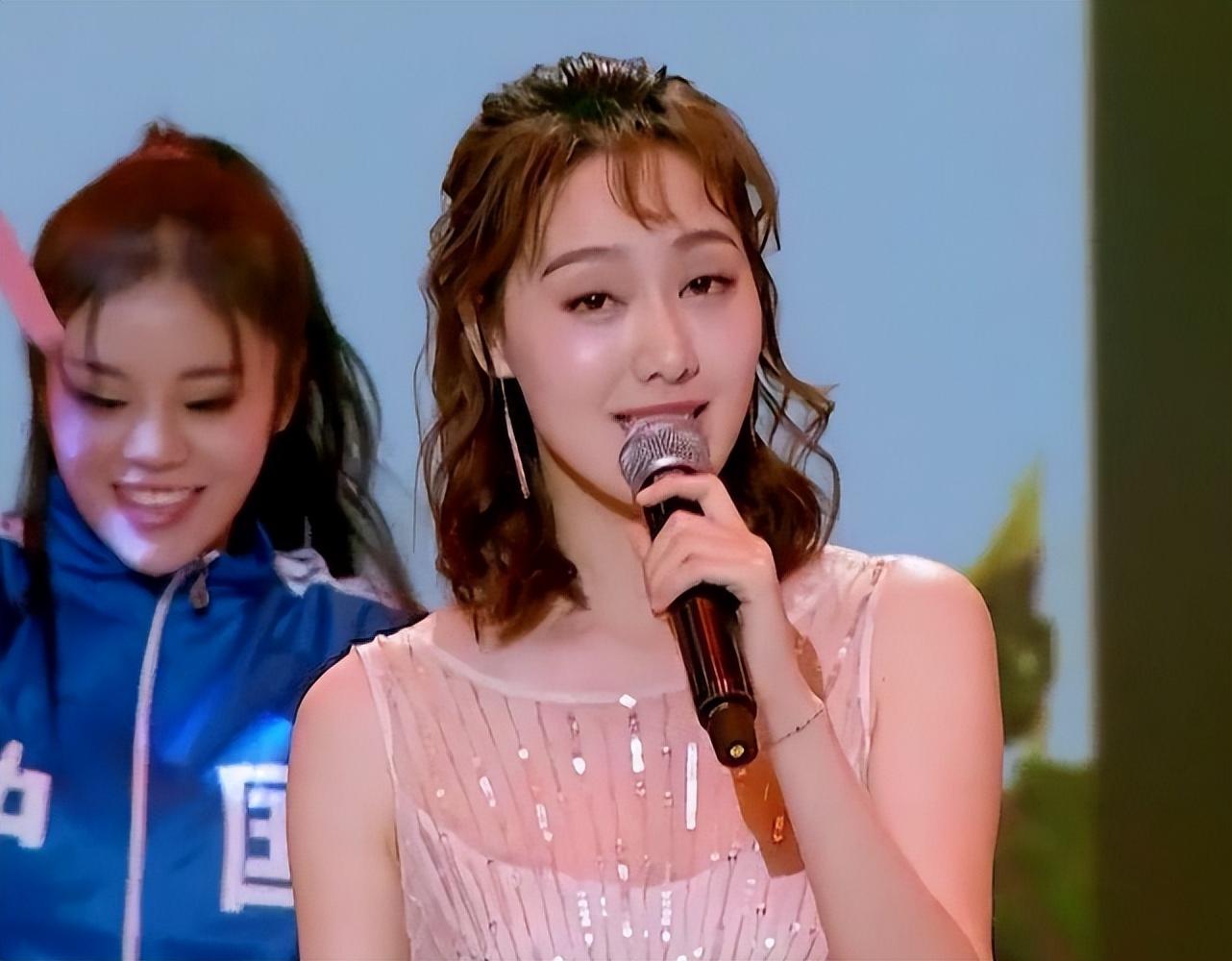 回顾央视王冠:曾和曹可凡传绯闻,38岁依旧单身,婚姻让