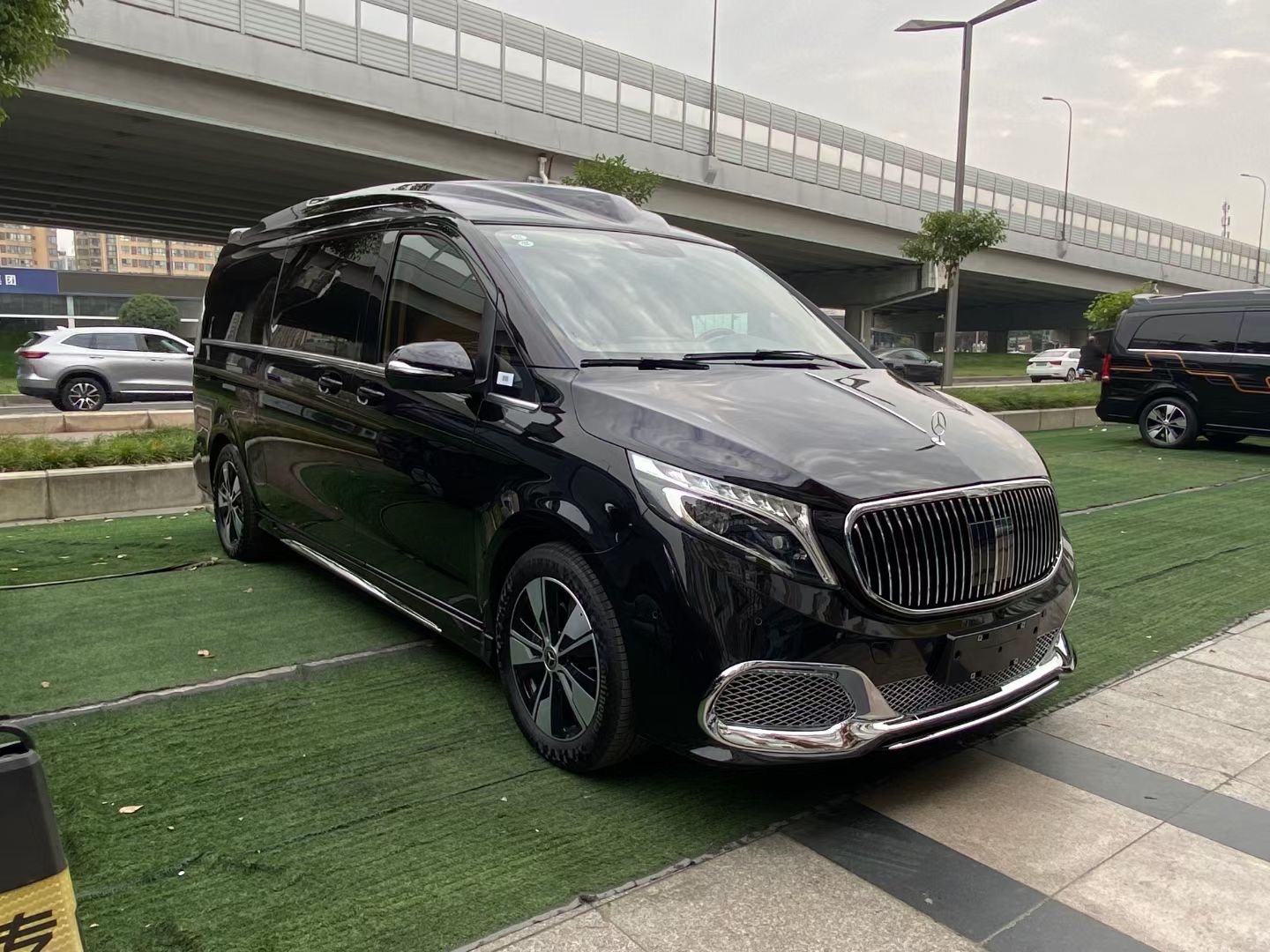 全新傲旋七座v260l高顶商务车,宾利黄内饰堪称mpv的颜值担当