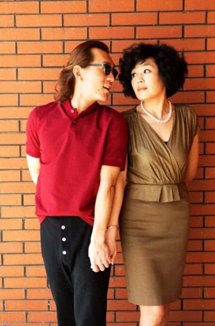 回顾李咏病逝5年,那个坚持不改嫁还做李家儿媳的哈文,怎么样了