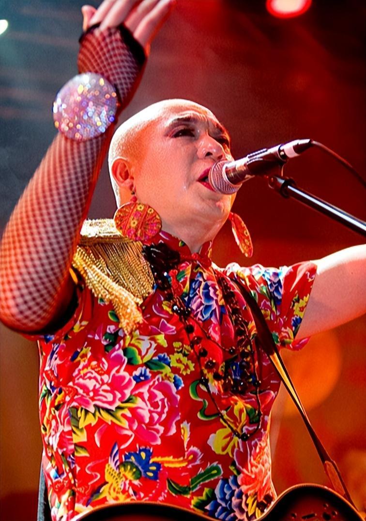 "摇滚教母"梁龙:被天后王菲"伤"过的男人,音乐拍戏两不误