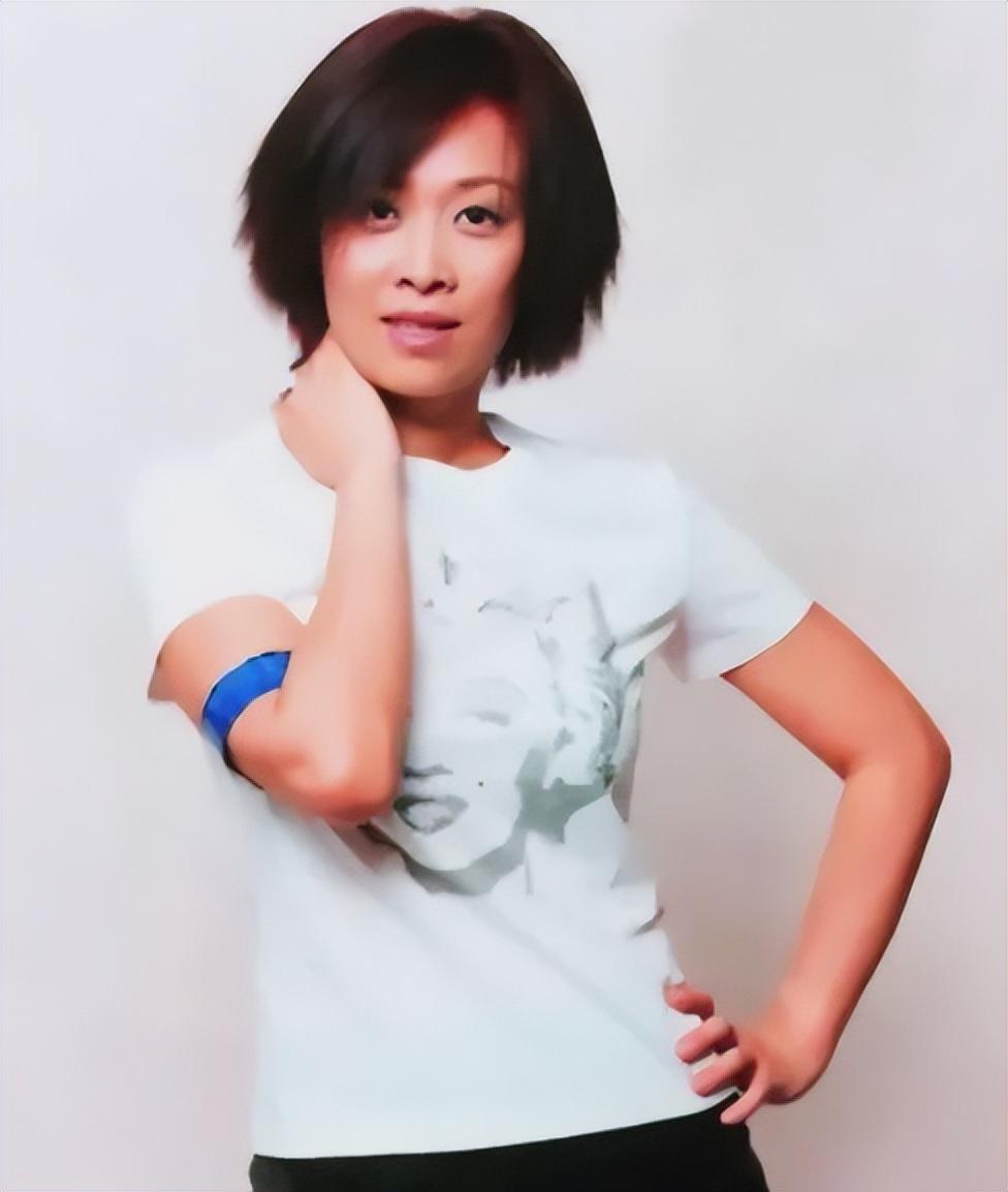 1967年出生于辽宁沈阳的那英,家世背景相当不错,祖上三代都是御医,是