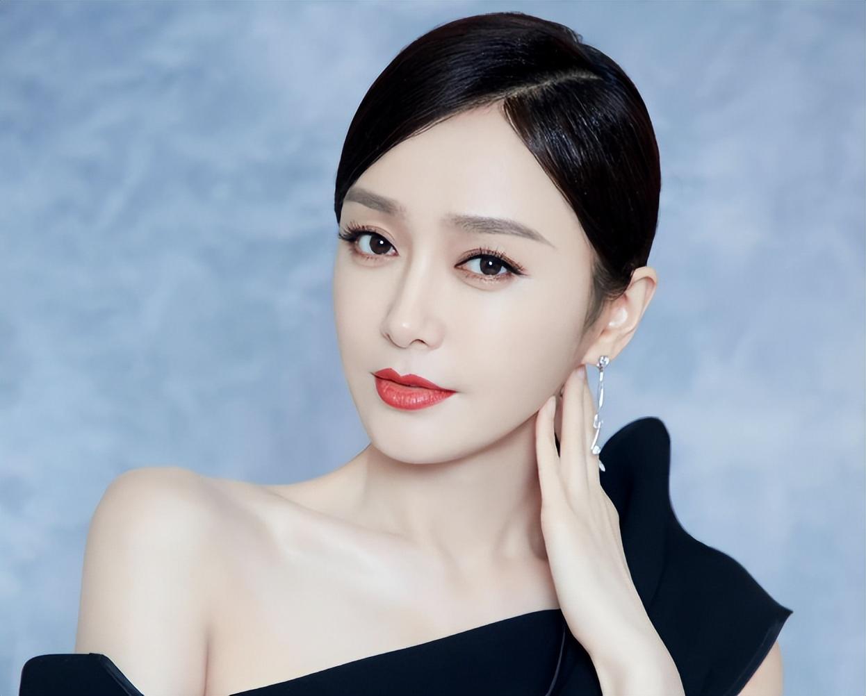 回顾央视胡蝶:与大12岁丈夫闪婚,一个人产检带娃,却说自己很幸福