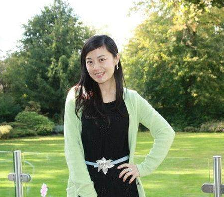 央视主持人姜丰,事业巅峰时去英国留学生子,离婚后独自抚养孩子