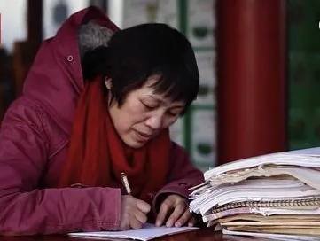 回顾:湖北女人被东北男人家暴后离婚,当保姆养活女儿,还成了作家