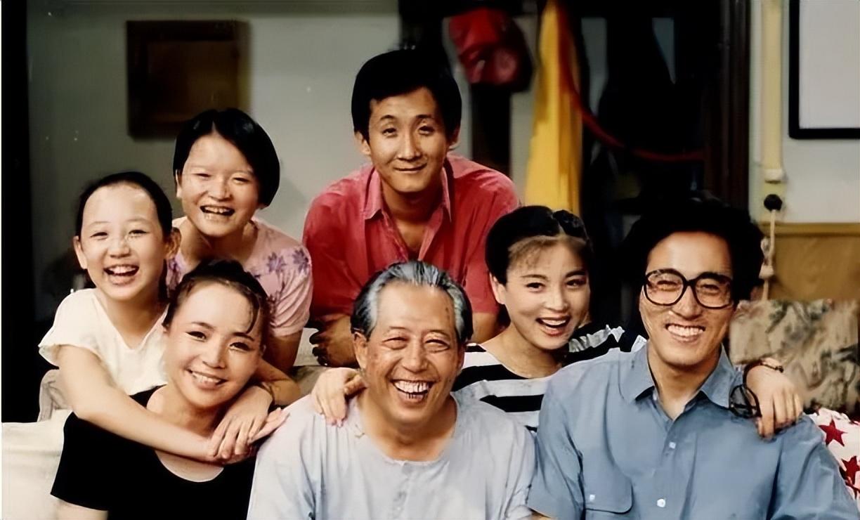 回顾梁天:全家没出息的孩子,替哥哥还清百万债务,撑起母亲晚年