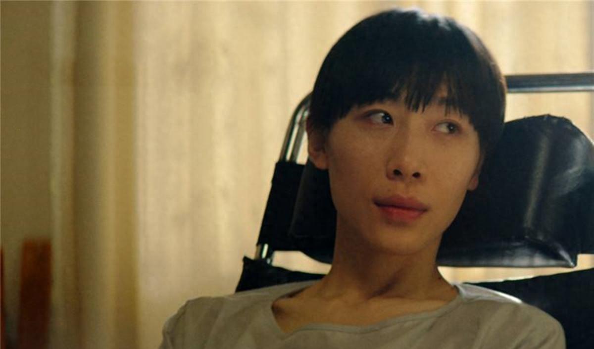 2017年,任素汐在电影《无名之辈》中成功塑造了一位全身瘫痪的女性