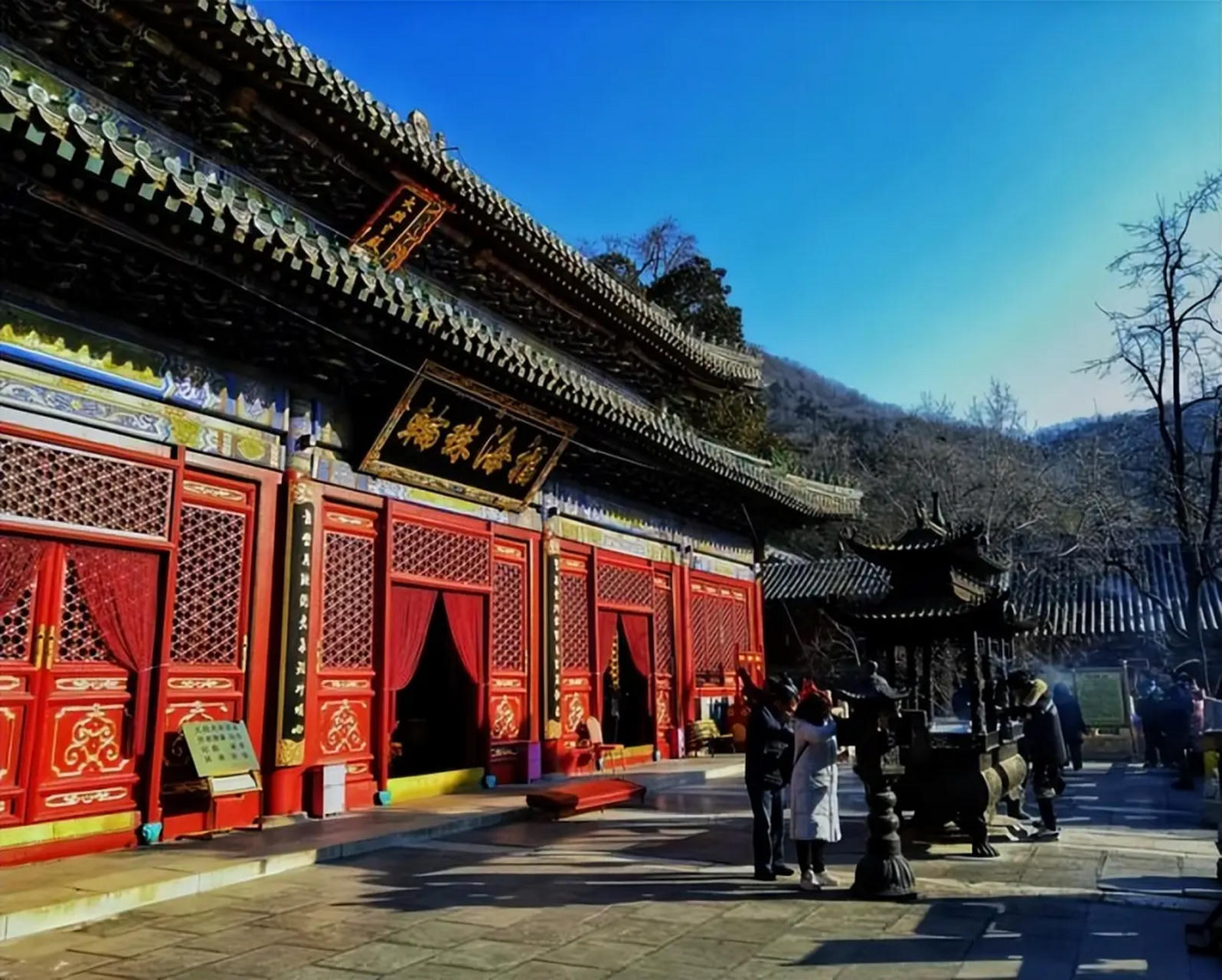 潭柘寺位于北京,有武警常年看守,是佛教寺庙之一,拥有1700多年历史,是