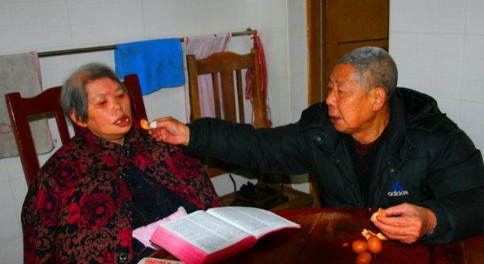 回顾:福建煤矿工人朋友去世,他娶朋友的瘫痪妻子,遭遇车祸成残疾