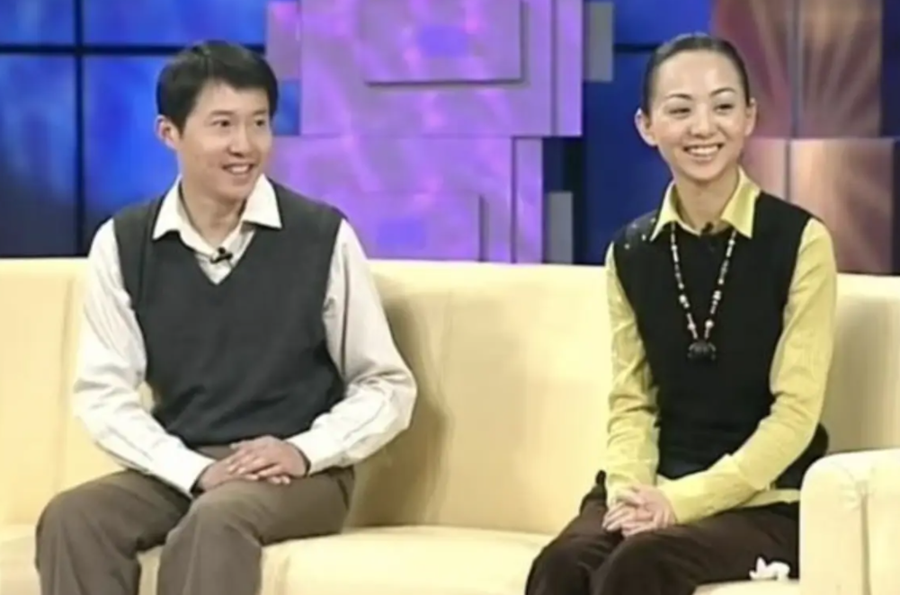 当年春晚"千手观音"聋哑人领舞,被富豪苦追8年,如今怎样了?