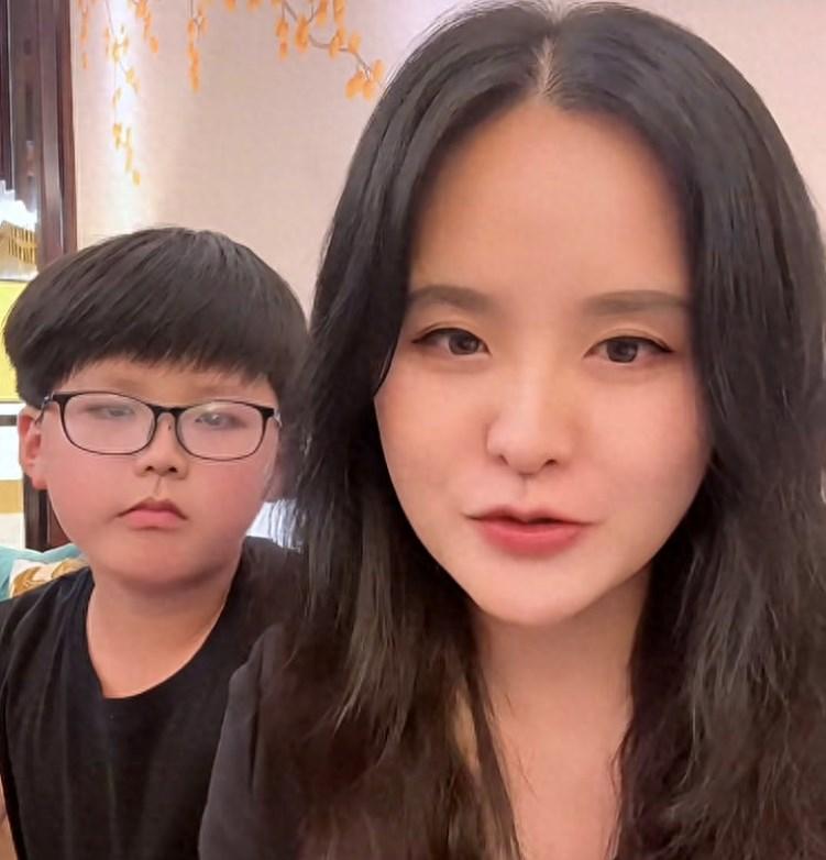 周娟更是一路过关斩将,最终靠着出色的成绩,考上了湖南知名大学,成为