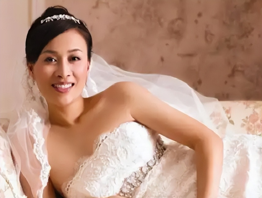 在那英怀孕6个月的时候,得知了高峰与某酒吧女老板王纳文的关系暧昧