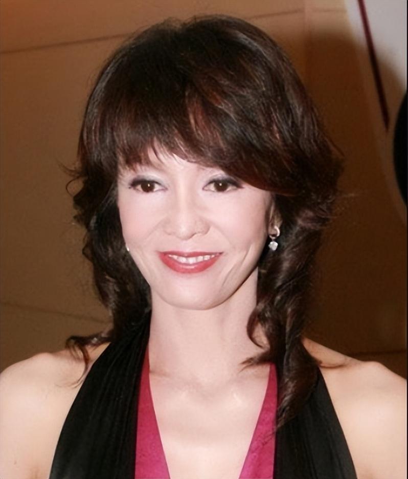 回顾和吕方谈了16年恋爱,分手时把对方赶出豪宅的郑裕玲怎么样了